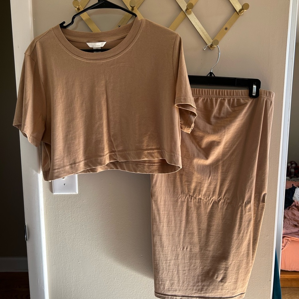 H&M mama maternity cotton set. Perfectly cropped for a bump :)Worn once so soft